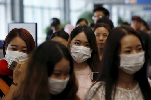 
	
	Nhiều người ở Hàn Quốc phải đeo khẩu trang để đề phòng MERS